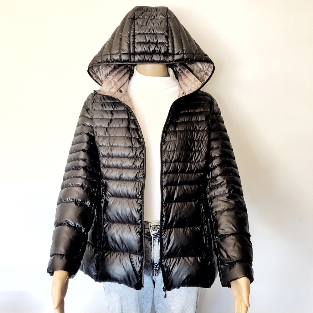 Lightweight Packable Winter Short Puffer Women’s Black Hooded Down Jacket Coat.